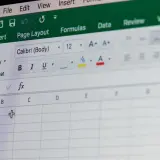 Ekran Excela z widocznym paskiem narzędzi. Dowiedz się, jak zaktualizować listę rozwijaną w Excelu, aby Twoje dane były zawsze aktualne.