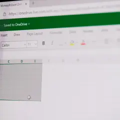 Ekran Excel Online z pustym arkuszem, gotowym do wprowadzania danych. Widoczne paski narzędzi i pole formuły, które ułatwiają pracę z funkcjami tablicowymi Excel.