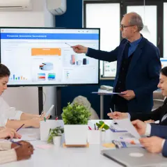 Zespół omawia wyniki na ekranie, jak wstawić link do prezentacji powerpoint.