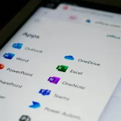 Ekran telefonu z aplikacjami Microsoft Office. Widoczny Excel, który pomoże Ci dowiedzieć się, jak obliczyć udział procentowy w Excelu.