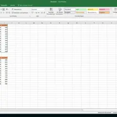 Tabela Excel z danymi miesięcznymi i nazwami osób w kolumnach. Widoczne kolumny a wiersze Excel, dane liczbowe i nagłówki.