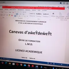 Jak wstawić plik PDF do Worda? Na ekranie komputera widać otwarty dokument Word z francuskim tekstem.