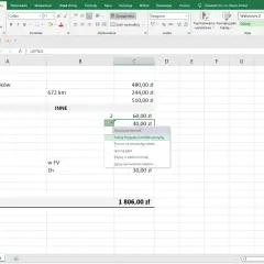 W arkuszu Excel widać błąd formuły. Kliknięcie prawym przyciskiem myszy otwiera menu, gdzie można skopiować formułę z komórki powyżej.