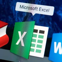 Ikony aplikacji Microsoft Excel i Word na pulpicie. Ikona Excel z literą X i siatką komórek, idealna do nauki excel podstawowe formuły.