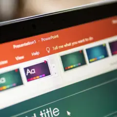 Ekran komputera z otwartym programem PowerPoint. Widoczne menu, miniaturki slajdów i pole tekstowe. Idealne do nauki, jak zrobić prezentacje w Powerpoincie.