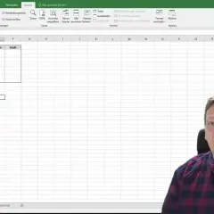 Mężczyzna w kratę siedzi przed arkuszem kalkulacyjnym Excel, gdzie dane pracowników są ułożone po kolei.