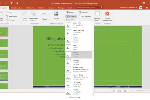 Jak zmienić czcionkę w całej prezentacji PowerPoint: wybór czcionki Corbel z listy rozwijanej w widoku wzorca slajdów.