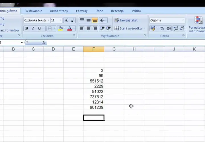 Arkusz kalkulacyjny Excel, gdzie w kolumnie F widoczne są liczby. Pokazuje, jak obliczyć wariancję w Excelu, wpisując dane.