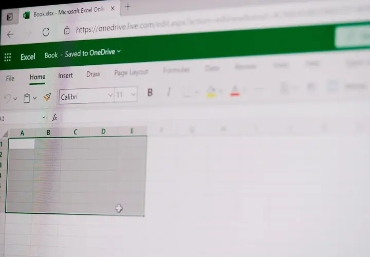 Ekran Excel Online z pustym arkuszem, gotowym do wprowadzania danych. Widoczne paski narzędzi i pole formuły, które ułatwiają pracę z funkcjami tablicowymi Excel.