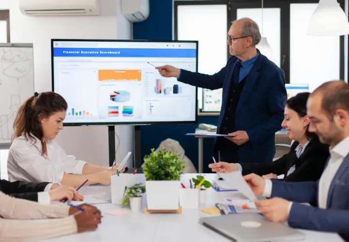 Zespół omawia wyniki na ekranie, jak wstawić link do prezentacji powerpoint.