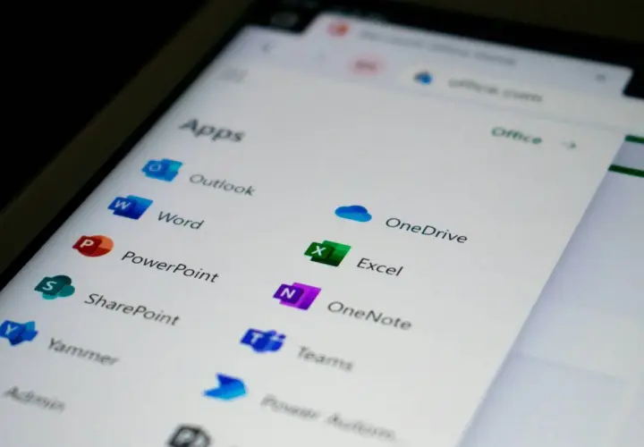 Ekran telefonu z aplikacjami Microsoft Office. Widoczny Excel, który pomoże Ci dowiedzieć się, jak obliczyć udział procentowy w Excelu.