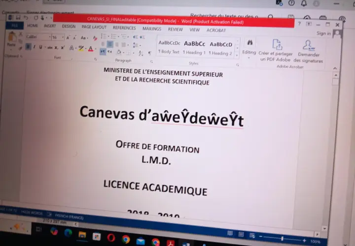 Jak wstawić plik PDF do Worda? Na ekranie komputera widać otwarty dokument Word z francuskim tekstem.