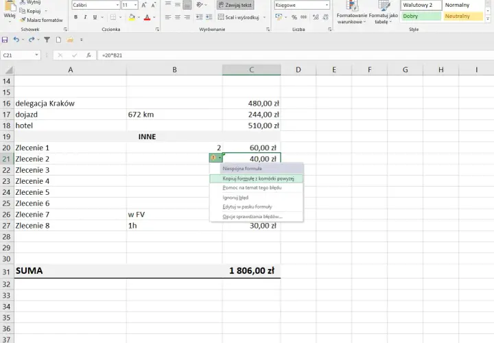 W arkuszu Excel widać błąd formuły. Kliknięcie prawym przyciskiem myszy otwiera menu, gdzie można skopiować formułę z komórki powyżej.
