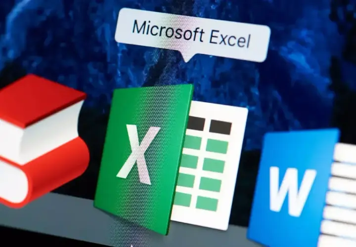 Ikony aplikacji Microsoft Excel i Word na pulpicie. Ikona Excel z literą X i siatką komórek, idealna do nauki excel podstawowe formuły.