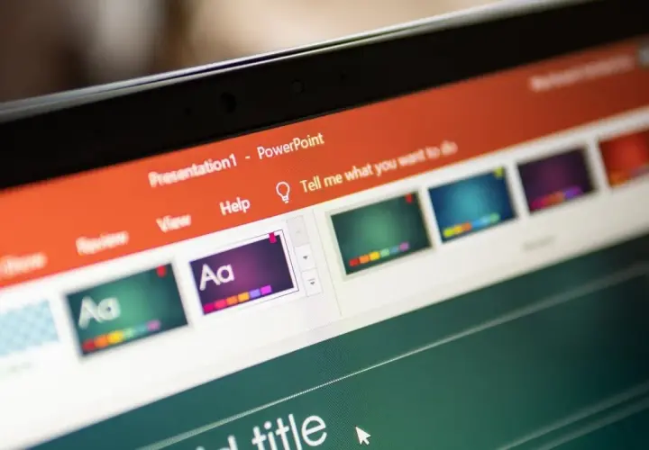 Ekran komputera z otwartym programem PowerPoint. Widoczne menu, miniaturki slajdów i pole tekstowe. Idealne do nauki, jak zrobić prezentacje w Powerpoincie.