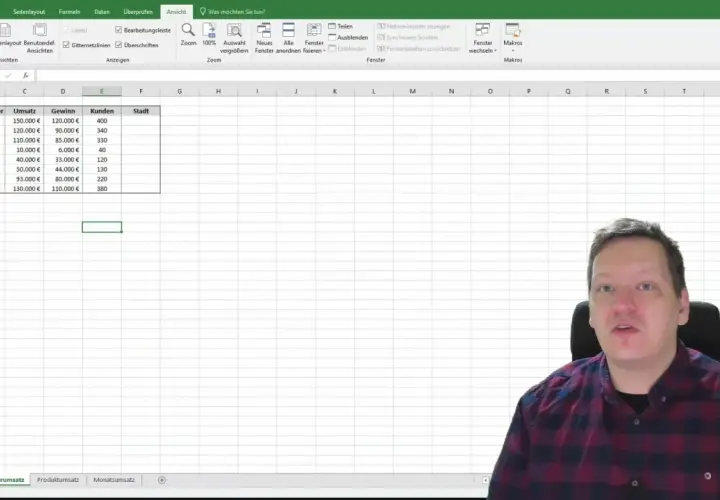 Mężczyzna w kratę siedzi przed arkuszem kalkulacyjnym Excel, gdzie dane pracowników są ułożone po kolei.