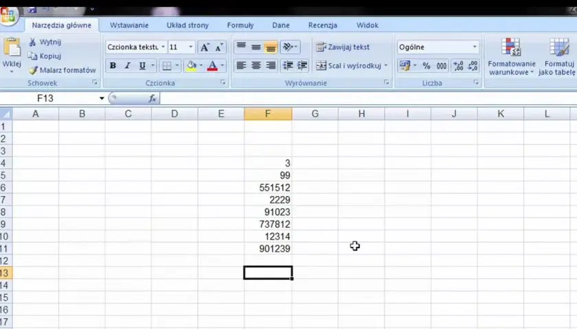 Arkusz kalkulacyjny Excel, gdzie w kolumnie F widoczne są liczby. Pokazuje, jak obliczyć wariancję w Excelu, wpisując dane.