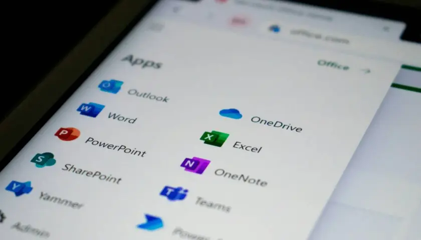 Ekran telefonu z aplikacjami Microsoft Office. Widoczny Excel, który pomoże Ci dowiedzieć się, jak obliczyć udział procentowy w Excelu.