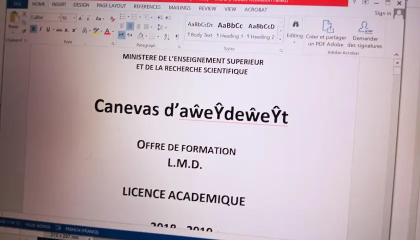 Jak wstawić plik PDF do Worda? Na ekranie komputera widać otwarty dokument Word z francuskim tekstem.
