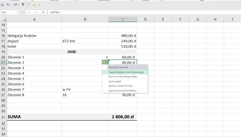 W arkuszu Excel widać błąd formuły. Kliknięcie prawym przyciskiem myszy otwiera menu, gdzie można skopiować formułę z komórki powyżej.