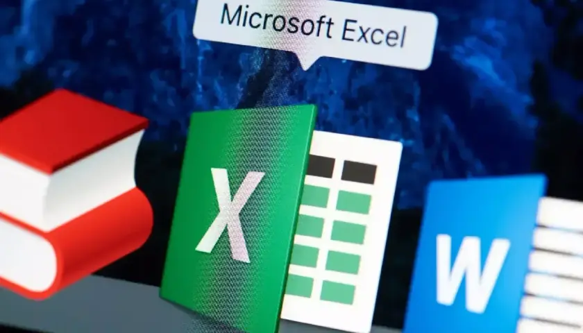 Ikony aplikacji Microsoft Excel i Word na pulpicie. Ikona Excel z literą X i siatką komórek, idealna do nauki excel podstawowe formuły.