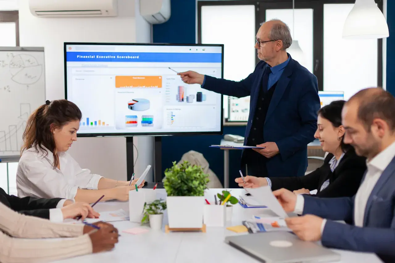 Zespół omawia wyniki na ekranie, jak wstawić link do prezentacji powerpoint.