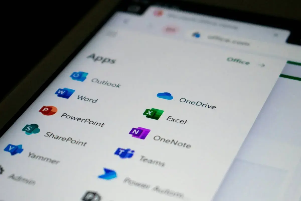 Ekran telefonu z aplikacjami Microsoft Office. Widoczny Excel, który pomoże Ci dowiedzieć się, jak obliczyć udział procentowy w Excelu.