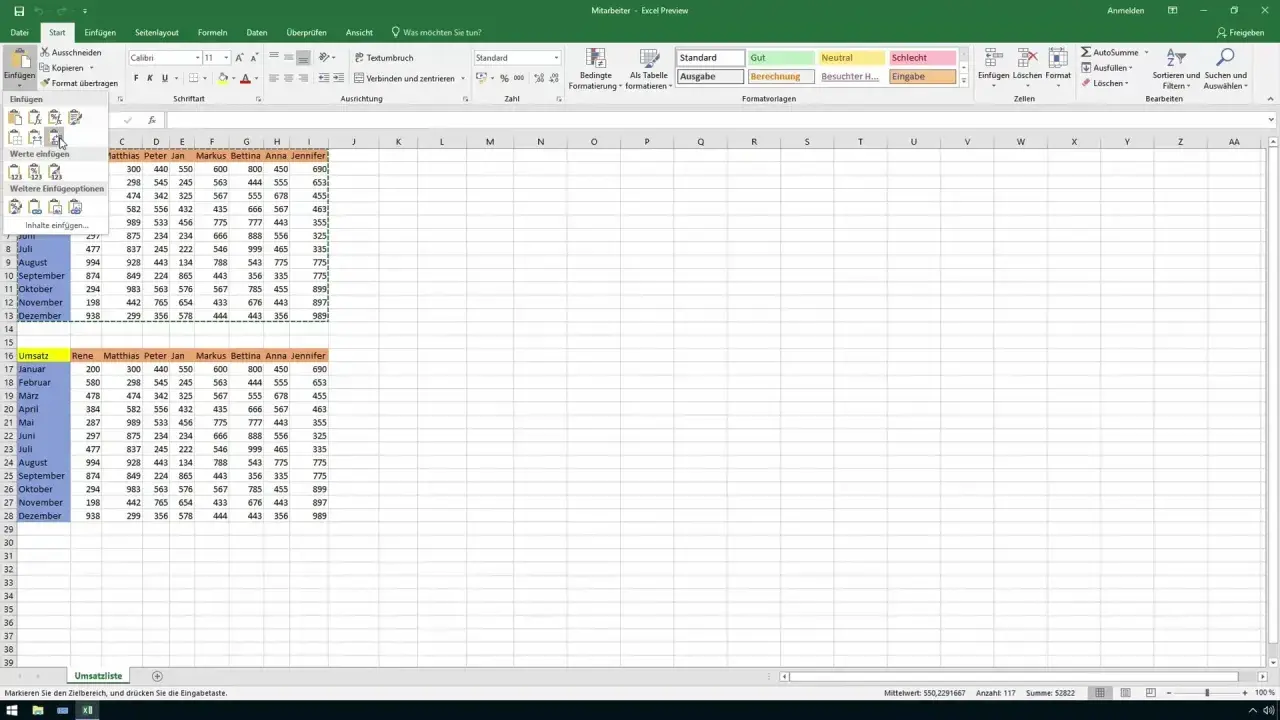 Tabela Excel z danymi miesięcznymi i nazwami osób w kolumnach. Widoczne kolumny a wiersze Excel, dane liczbowe i nagłówki.