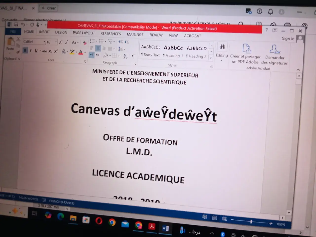 Jak wstawić plik PDF do Worda? Na ekranie komputera widać otwarty dokument Word z francuskim tekstem.