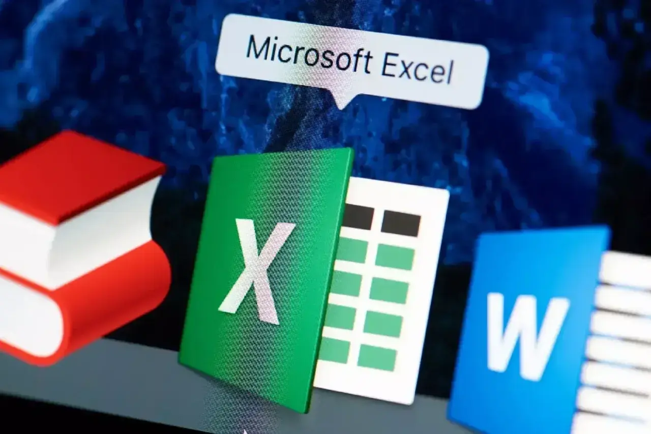 Ikony aplikacji Microsoft Excel i Word na pulpicie. Ikona Excel z literą X i siatką komórek, idealna do nauki excel podstawowe formuły.