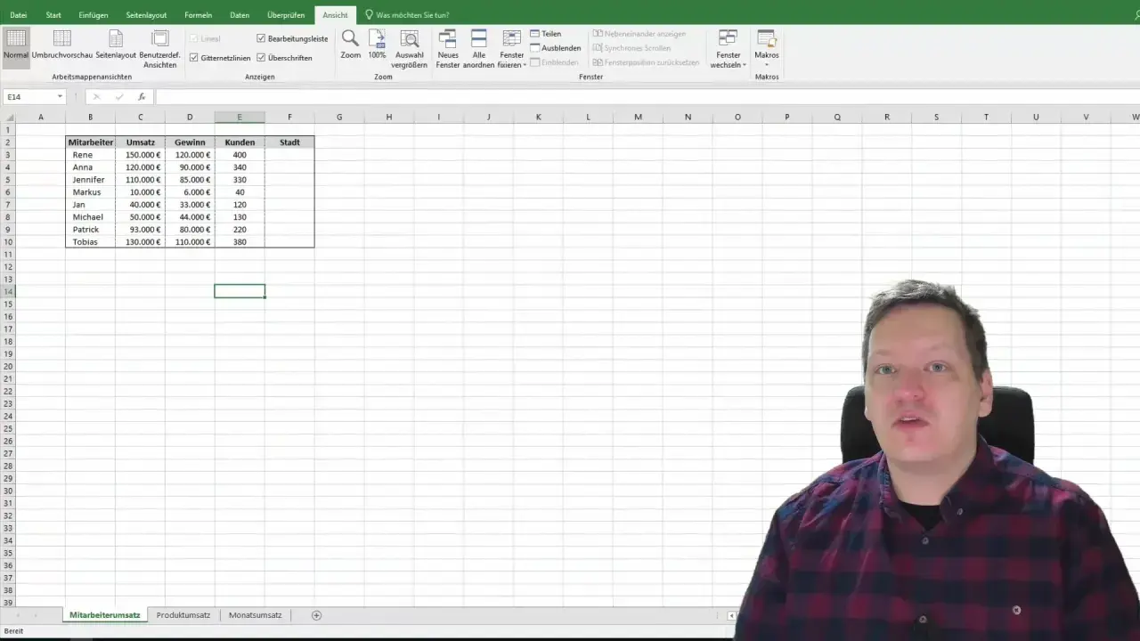 Mężczyzna w kratę siedzi przed arkuszem kalkulacyjnym Excel, gdzie dane pracowników są ułożone po kolei.