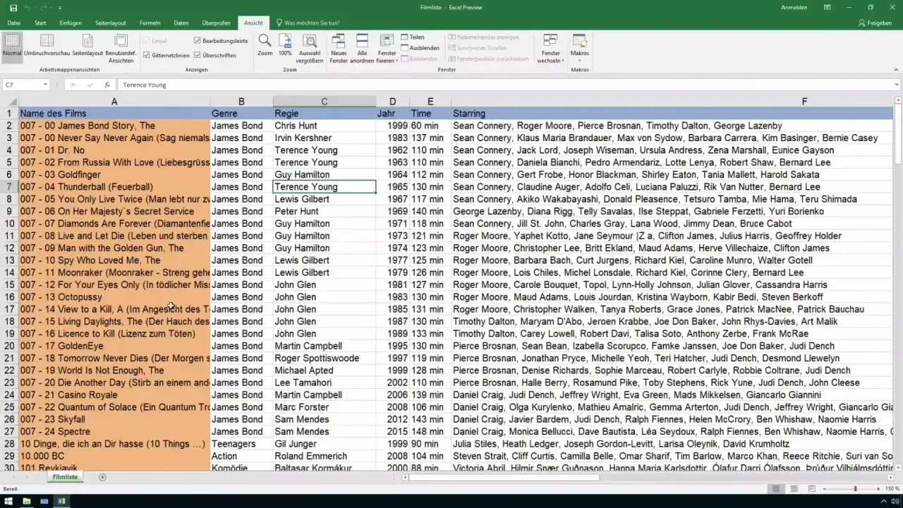 Widok arkusza kalkulacyjnego Excel z listą filmów. Widać kolumny: Nazwa, Gatunek, Reżyser, Rok, Czas trwania, Obsada. Zastosowano blokowanie wiersza dla nagłówków.